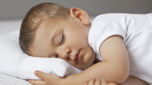 Детская кроватка, а в ней матрас - один из первых в списке покупок при рождении ребенка