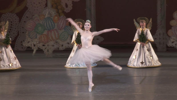 Faith Salie показывает нам, что входит в пуанты, кроме некоторых очень талантливых ног:   В мире балета Рождество означает одно: «Щелкунчик»